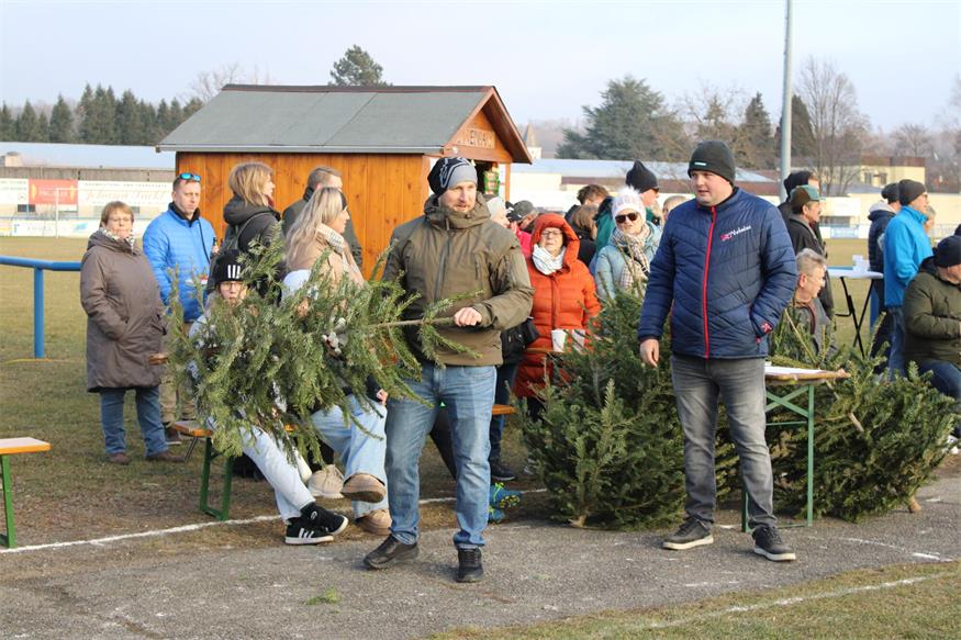 In Stoob „flogen“ Christbäume