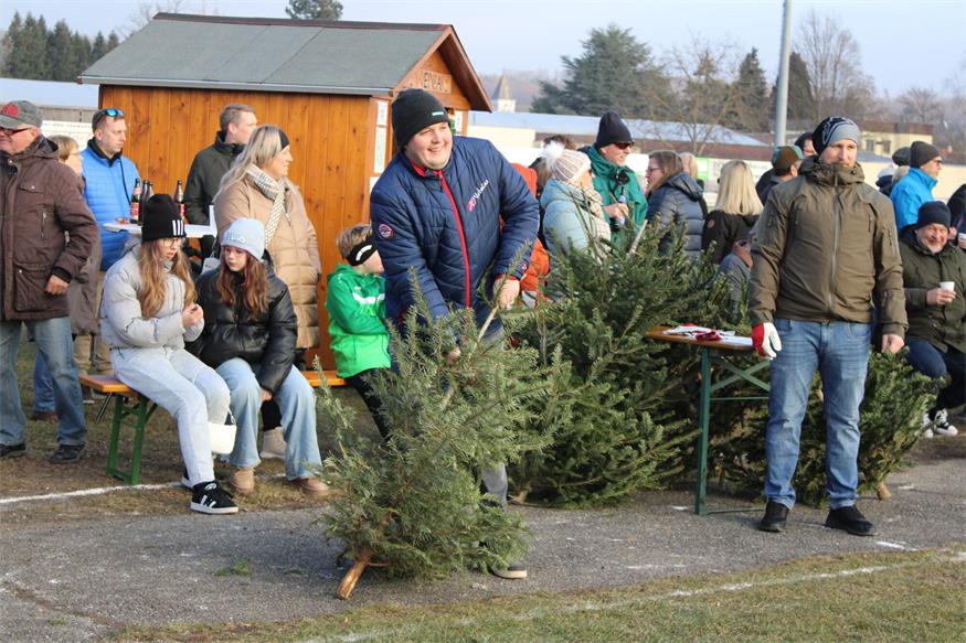 In Stoob „flogen“ Christbäume