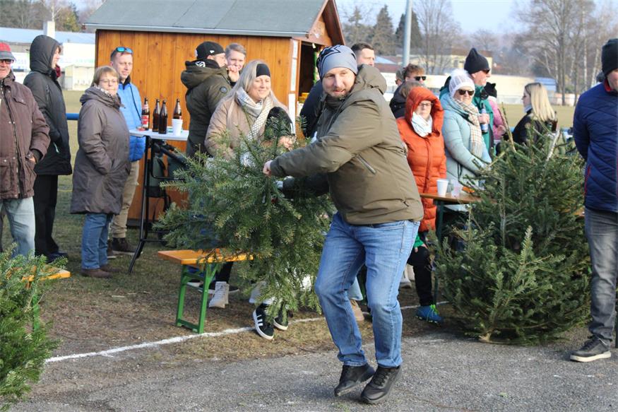 In Stoob „flogen“ Christbäume