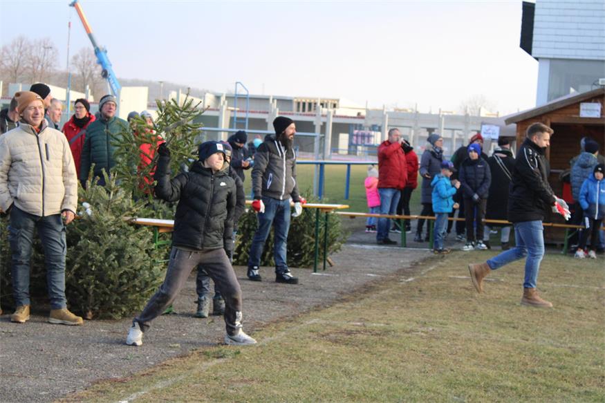 In Stoob „flogen“ Christbäume