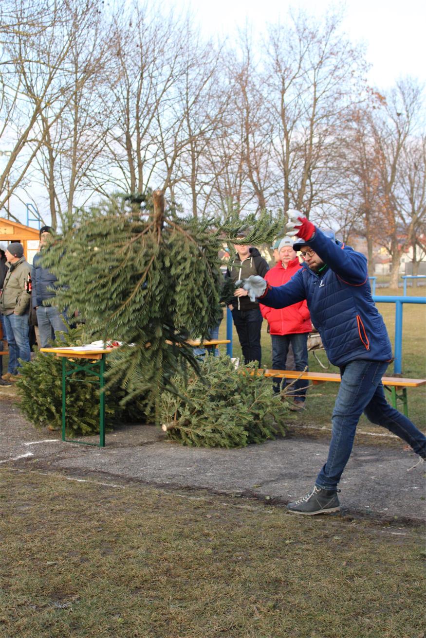 In Stoob „flogen“ Christbäume