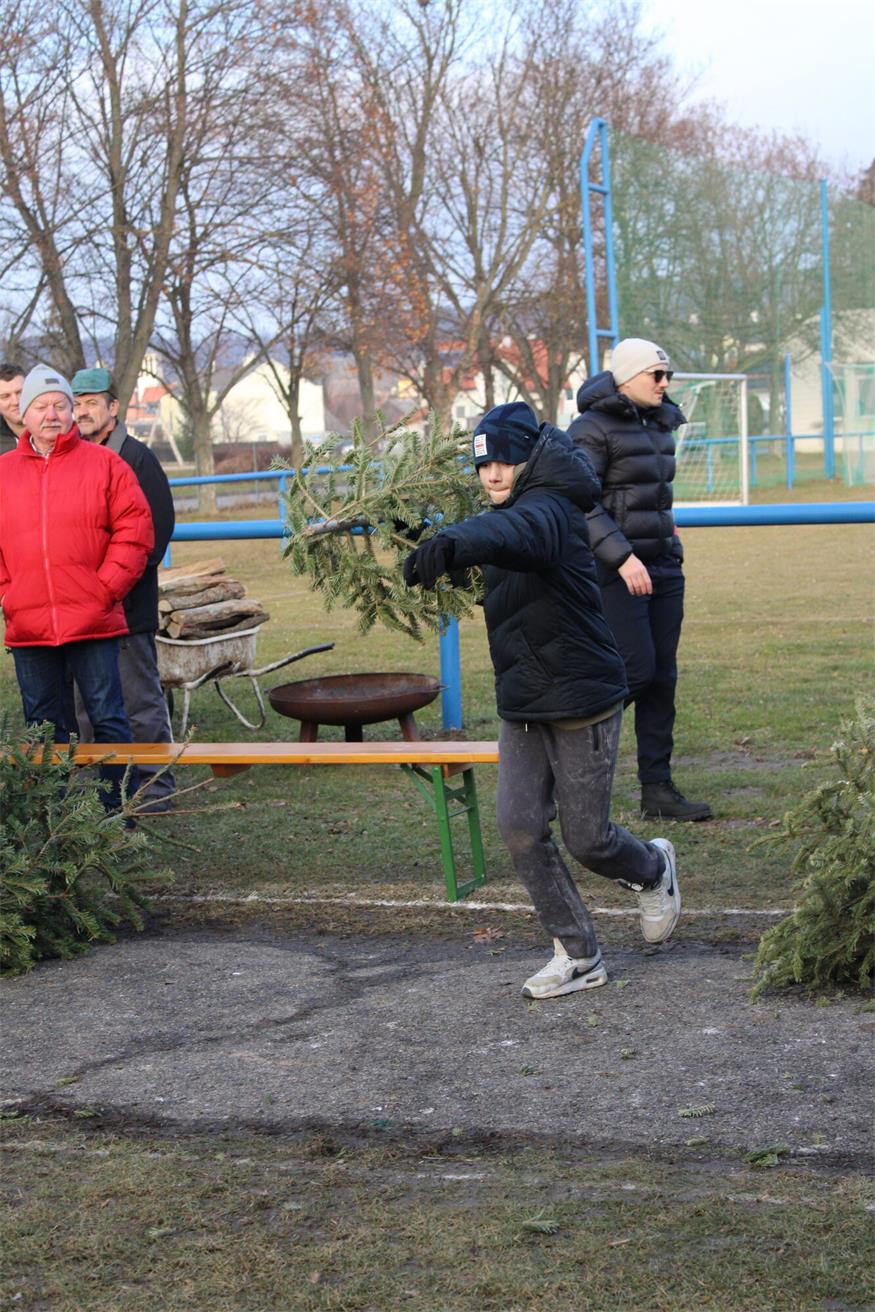 In Stoob „flogen“ Christbäume
