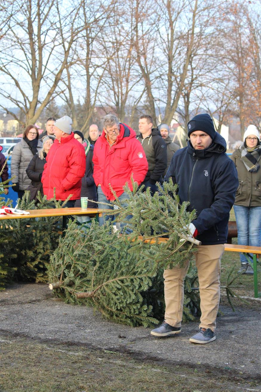 In Stoob „flogen“ Christbäume