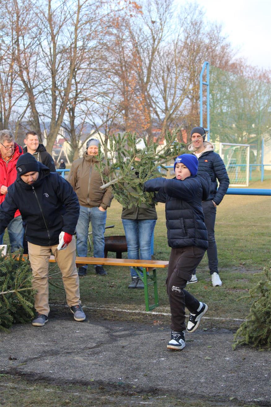 In Stoob „flogen“ Christbäume