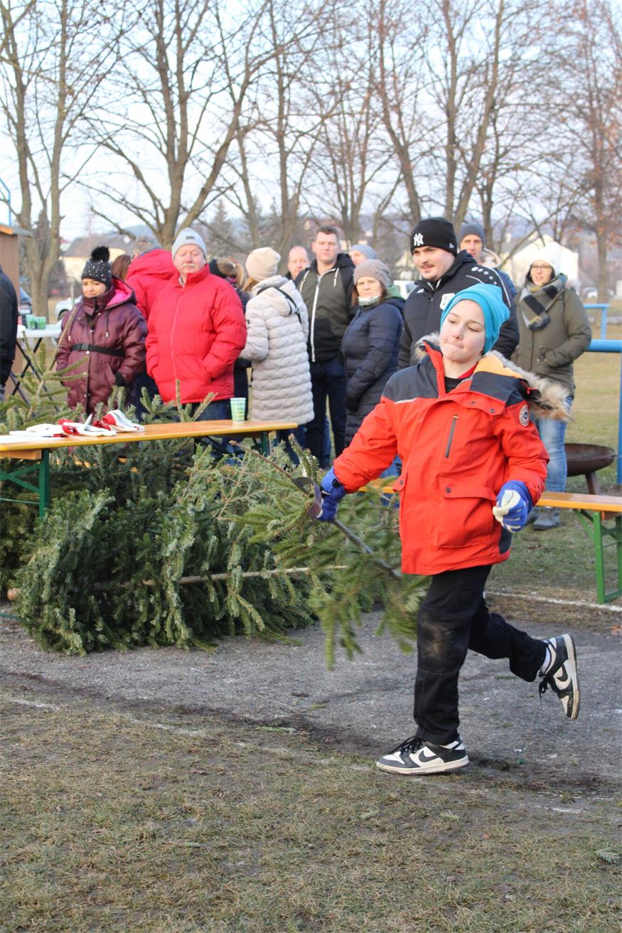 In Stoob „flogen“ Christbäume