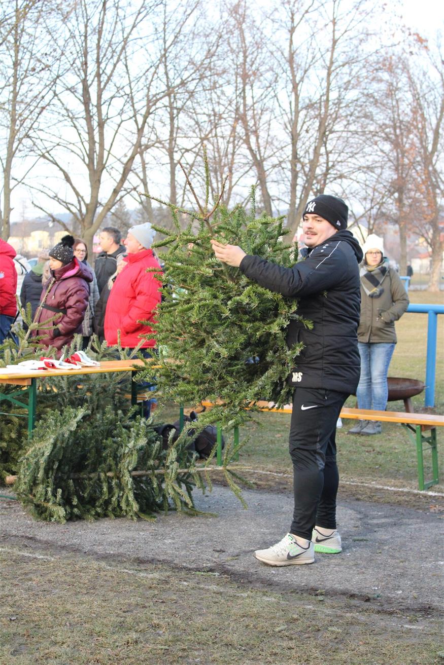 In Stoob „flogen“ Christbäume