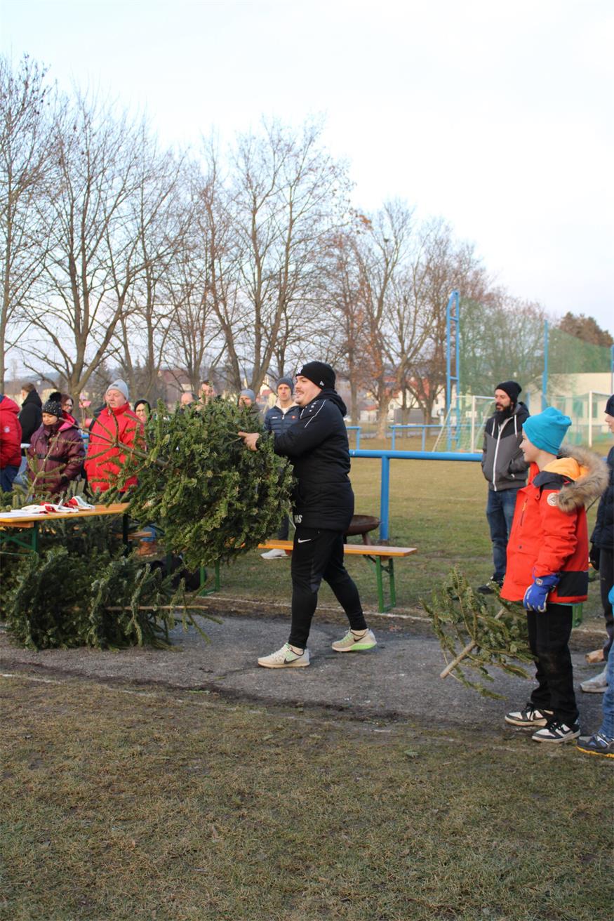 In Stoob „flogen“ Christbäume