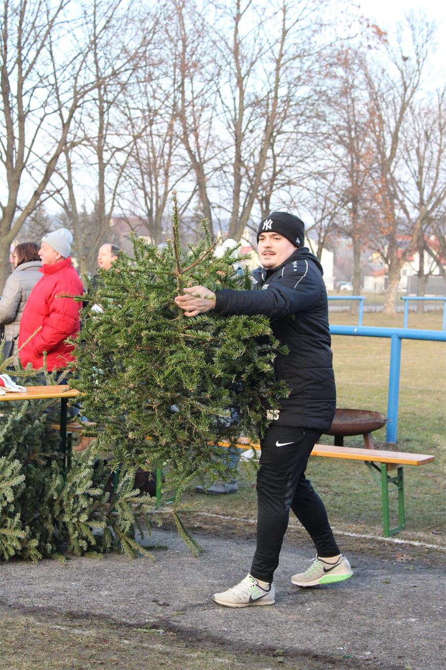 In Stoob „flogen“ Christbäume
