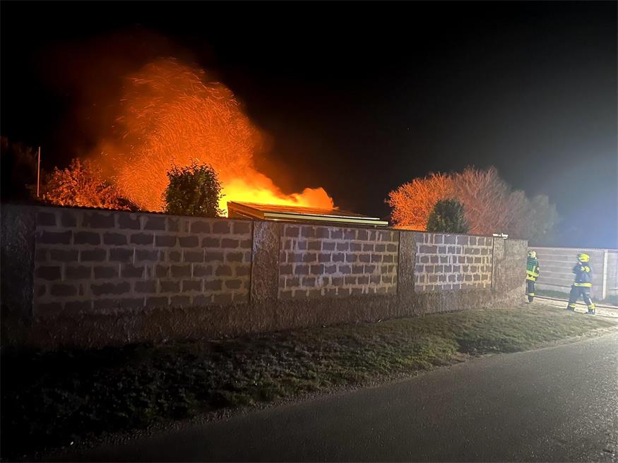 Schuppenbrand forderte drei Feuerwehren