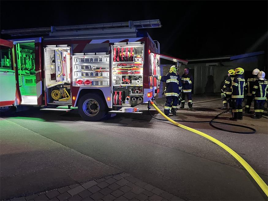 Schuppenbrand forderte drei Feuerwehren