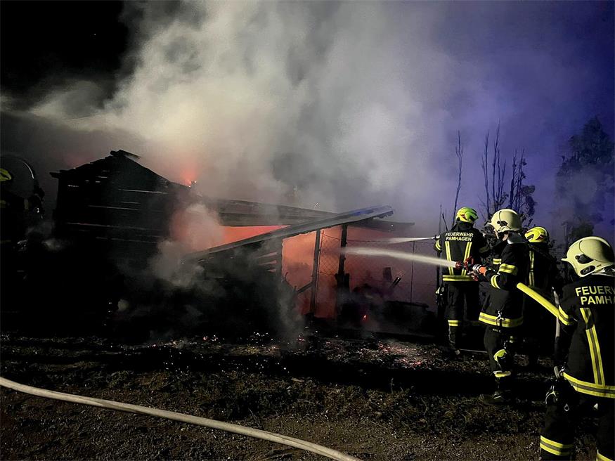 Schuppenbrand forderte drei Feuerwehren