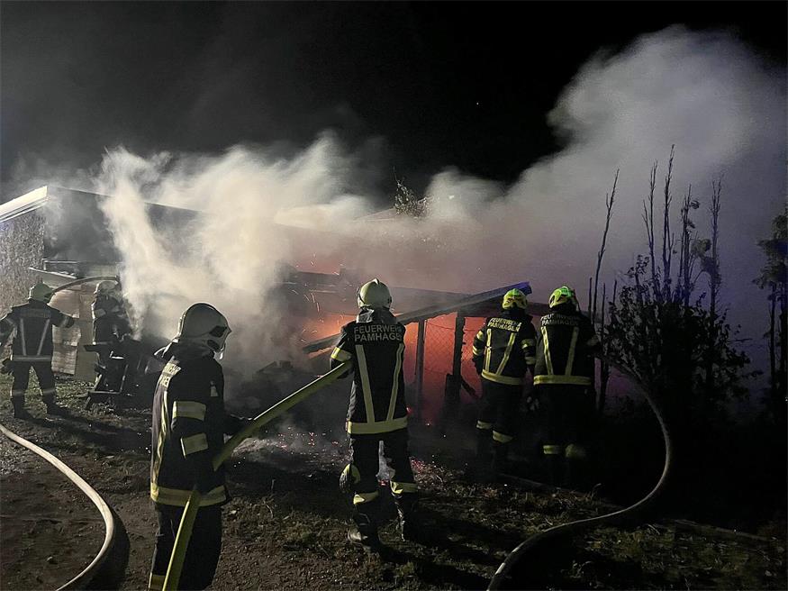 Schuppenbrand forderte drei Feuerwehren