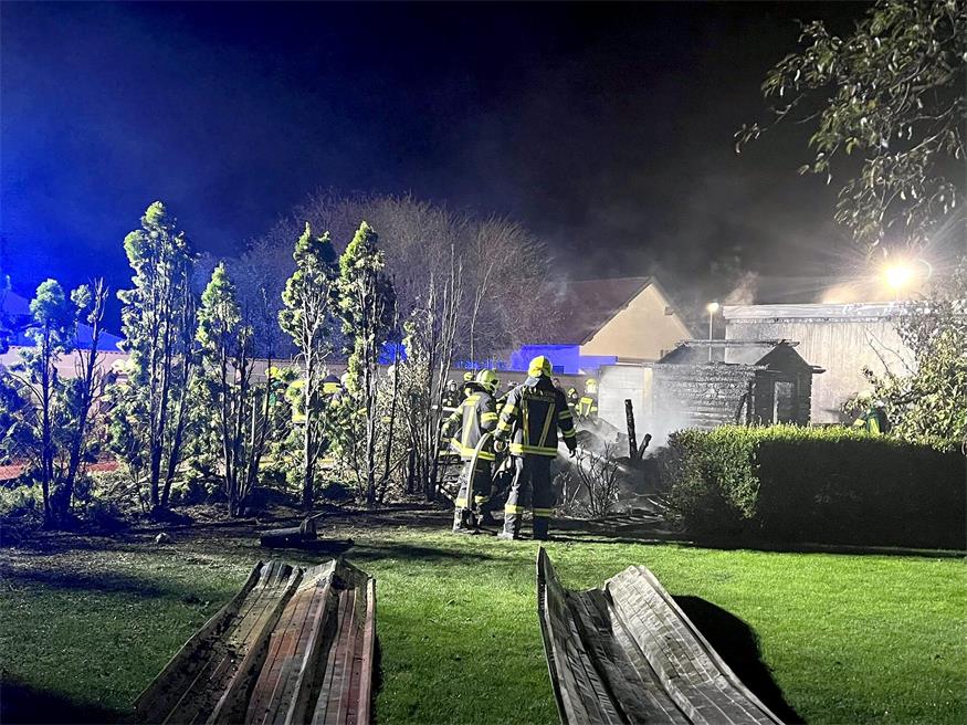 Schuppenbrand forderte drei Feuerwehren