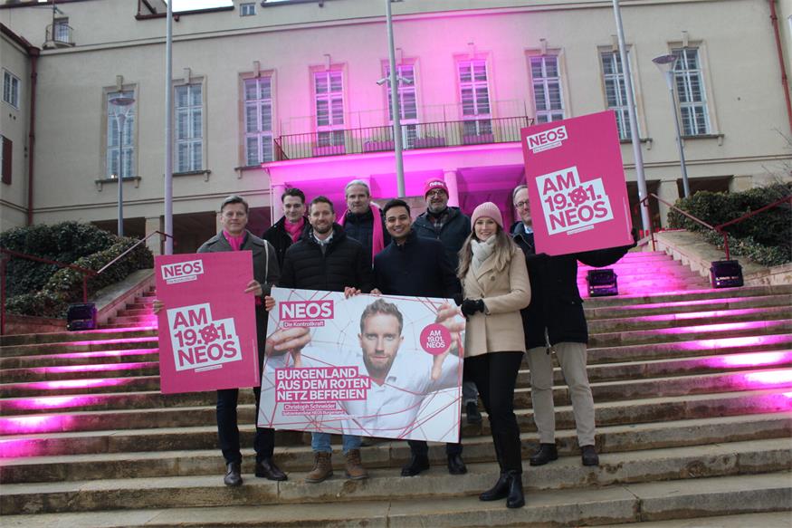 NEOS beleuchten das Landhaus pink: „Bald wollen wir da drin sein!“