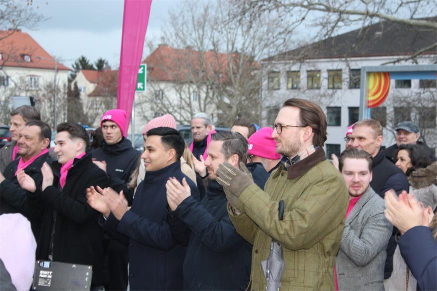 NEOS beleuchten das Landhaus pink: „Bald wollen wir da drin sein!“