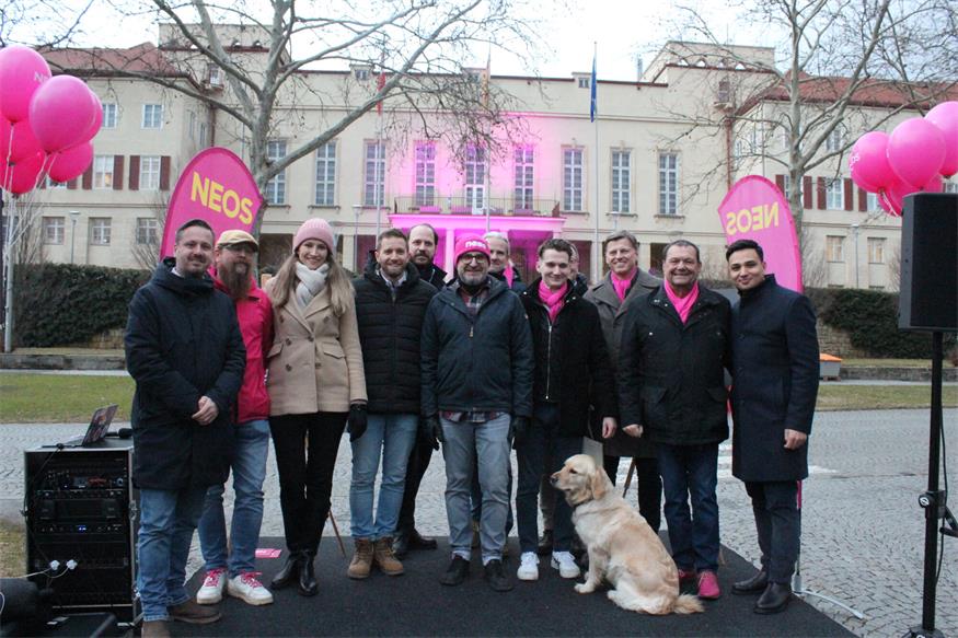 NEOS beleuchten das Landhaus pink: „Bald wollen wir da drin sein!“
