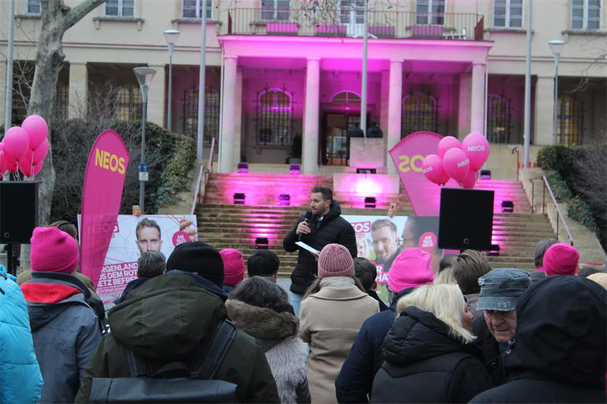 NEOS beleuchten das Landhaus pink: „Bald wollen wir da drin sein!“