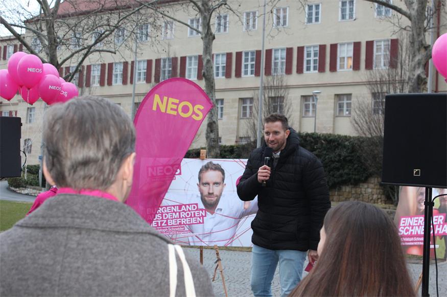 NEOS beleuchten das Landhaus pink: „Bald wollen wir da drin sein!“