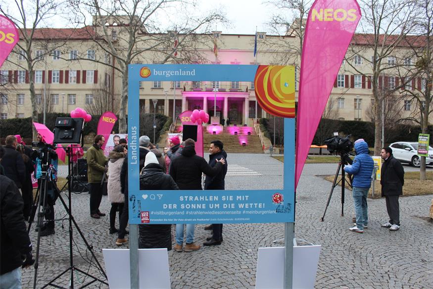 NEOS beleuchten das Landhaus pink: „Bald wollen wir da drin sein!“