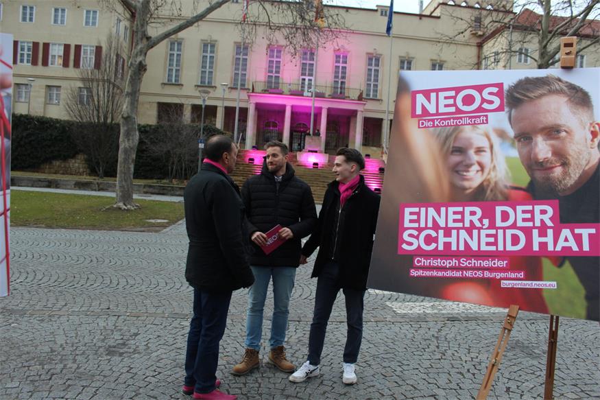 NEOS beleuchten das Landhaus pink: „Bald wollen wir da drin sein!“