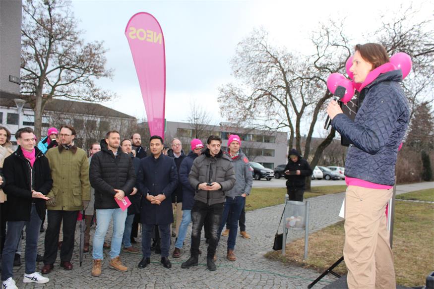 NEOS beleuchten das Landhaus pink: „Bald wollen wir da drin sein!“