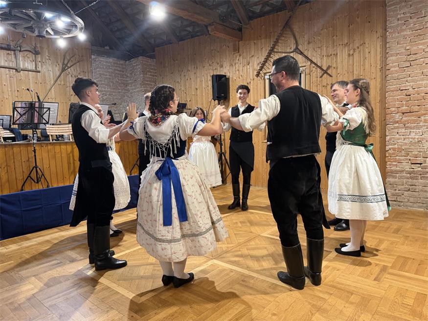 Vereinsübergreifendes Oktoberfest füllte Lutzmannsburgs Pfarrstadl