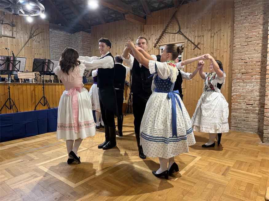 Vereinsübergreifendes Oktoberfest füllte Lutzmannsburgs Pfarrstadl