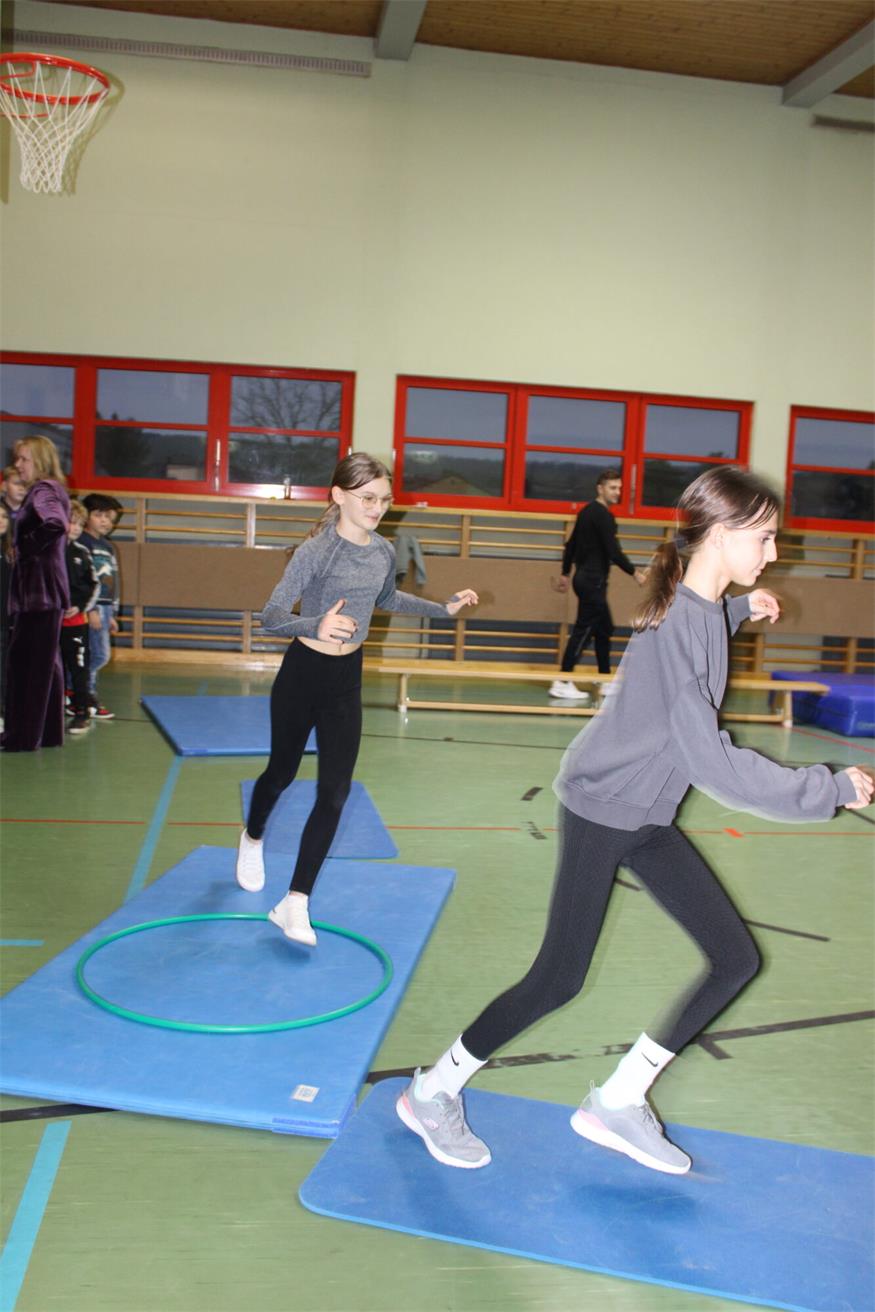 MS Oberpullendorf: Von heißen Experimenten bis zum Ninja-Parcours