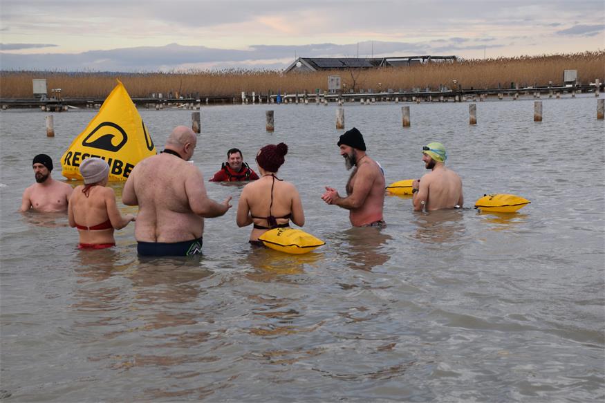 Coole Aktion: Eisschwimmen in der Ruster Bucht
