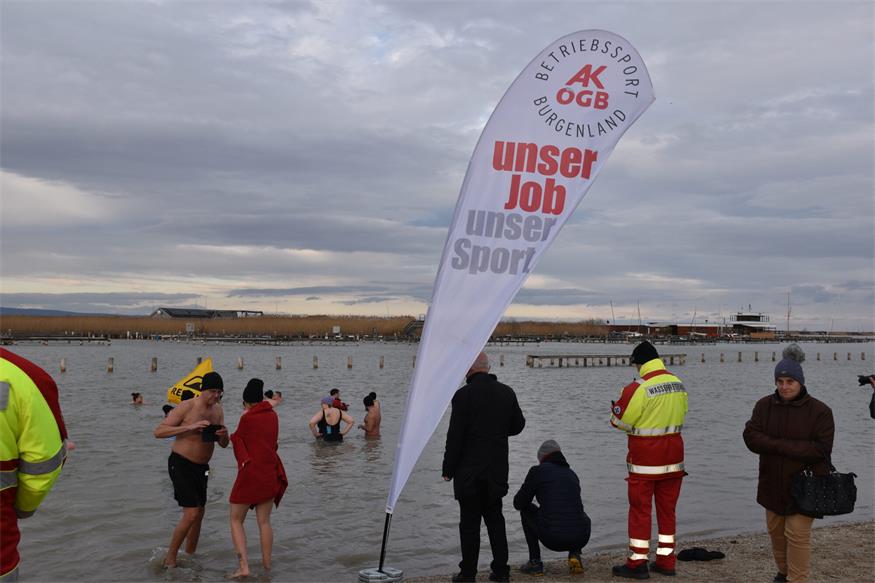 Coole Aktion: Eisschwimmen in der Ruster Bucht
