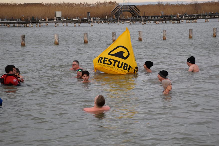 Coole Aktion: Eisschwimmen in der Ruster Bucht