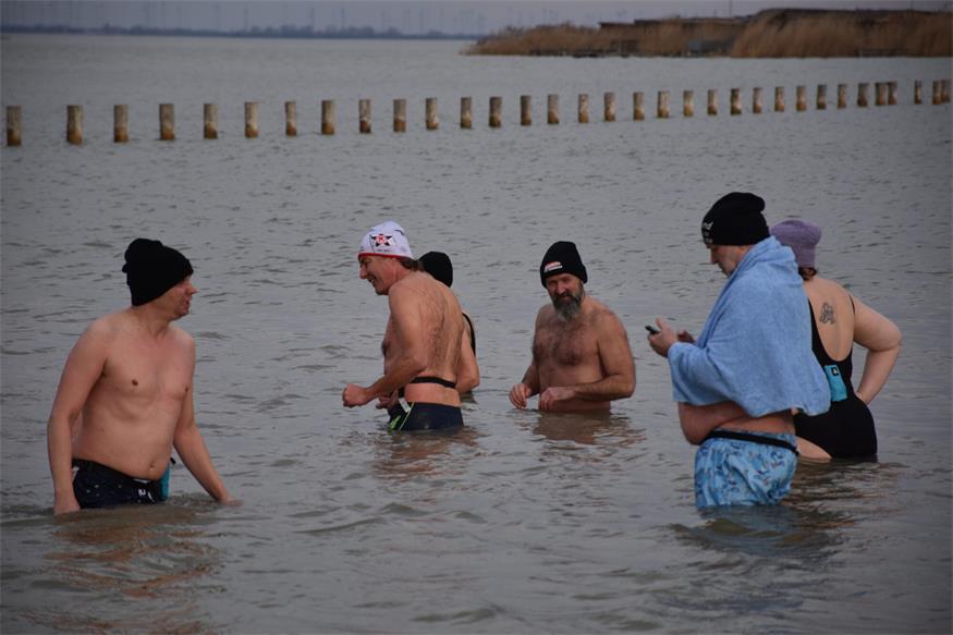 Coole Aktion: Eisschwimmen in der Ruster Bucht