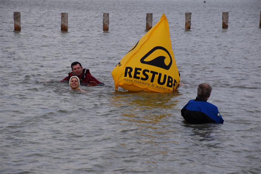 Coole Aktion: Eisschwimmen in der Ruster Bucht