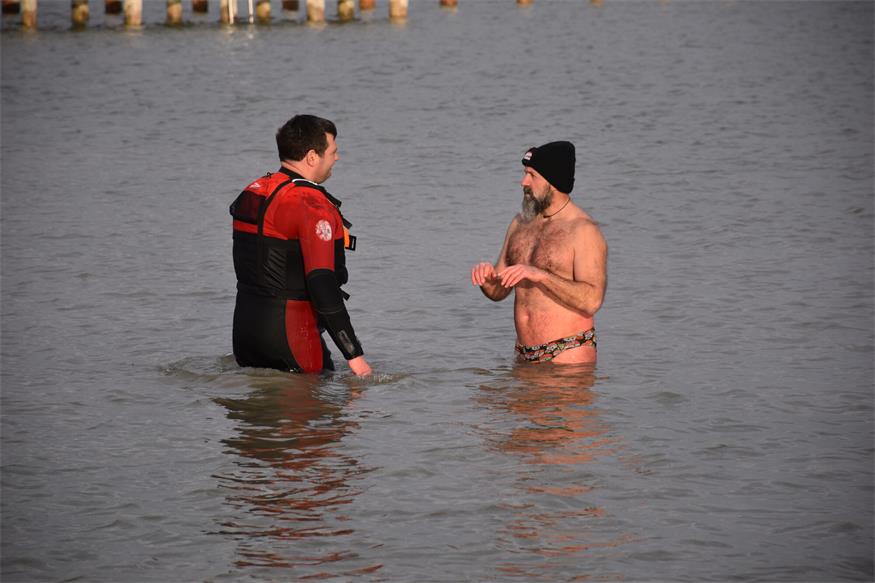 Coole Aktion: Eisschwimmen in der Ruster Bucht