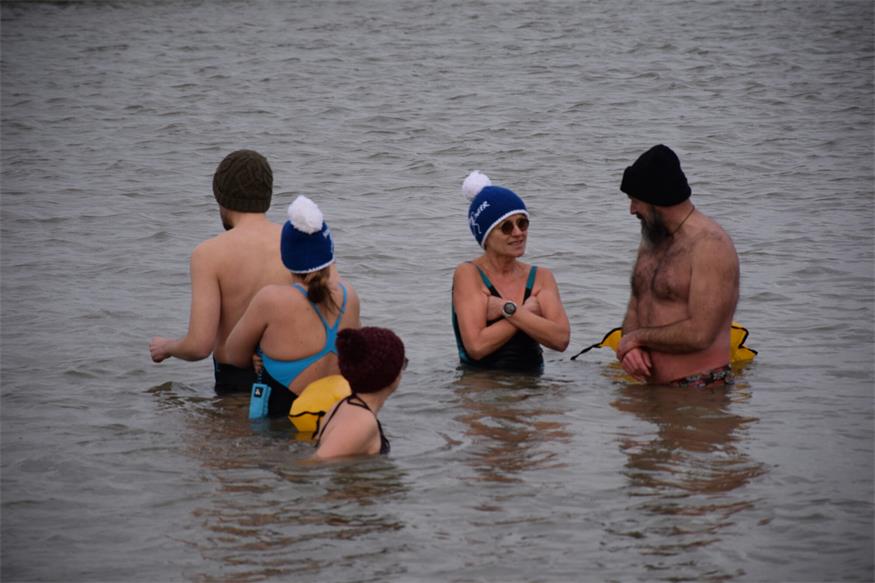 Coole Aktion: Eisschwimmen in der Ruster Bucht