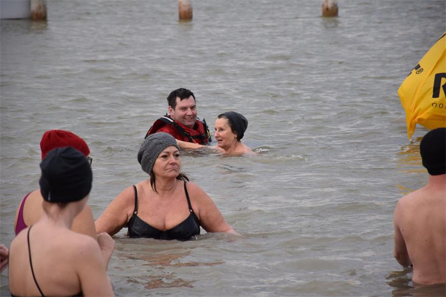 Coole Aktion: Eisschwimmen in der Ruster Bucht