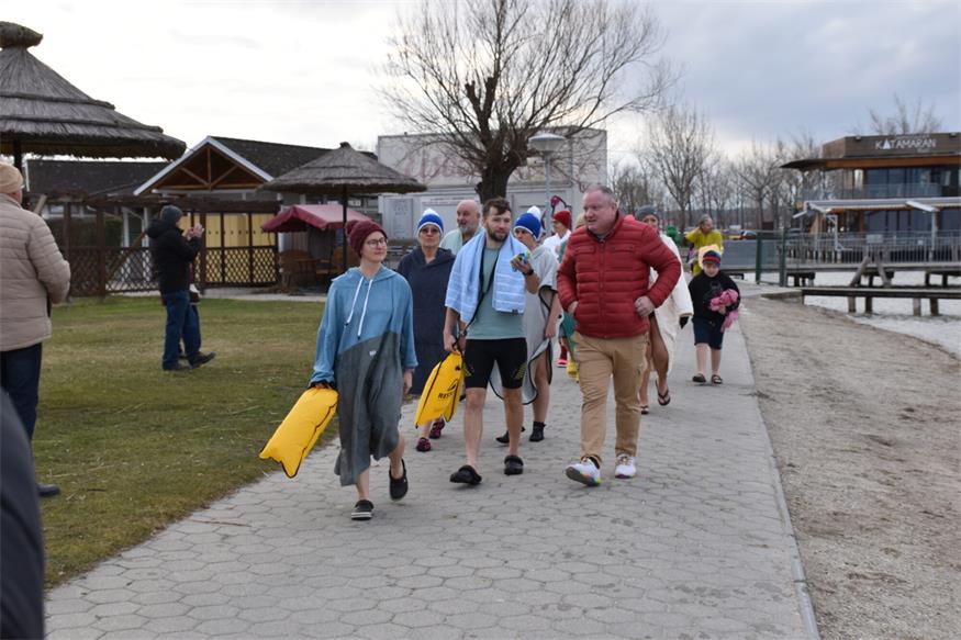 Coole Aktion: Eisschwimmen in der Ruster Bucht