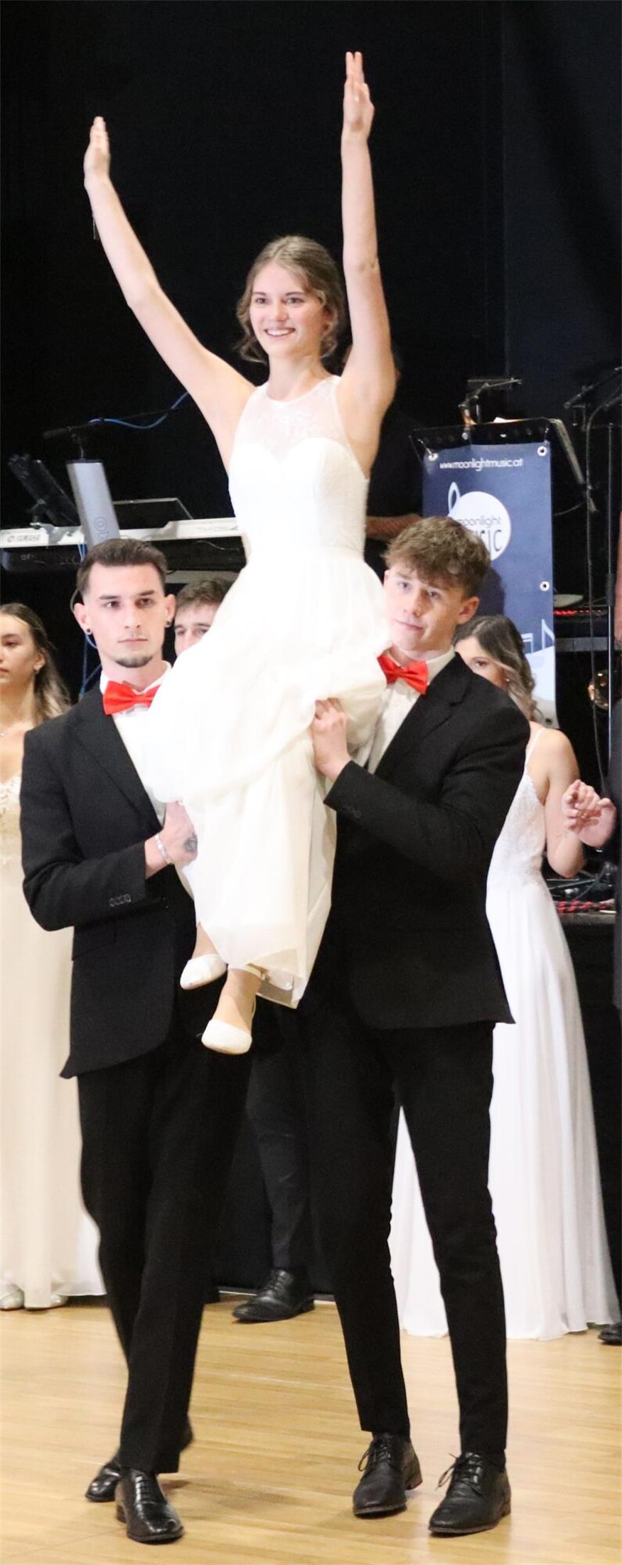 Florianis tanzten beim Bezirksfeuerwehrball in Neutal