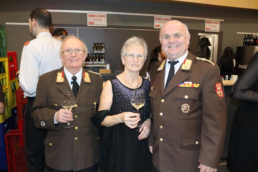 Florianis tanzten beim Bezirksfeuerwehrball in Neutal