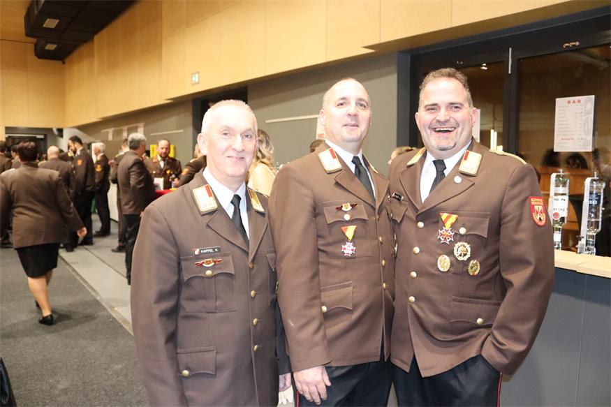 Florianis tanzten beim Bezirksfeuerwehrball in Neutal