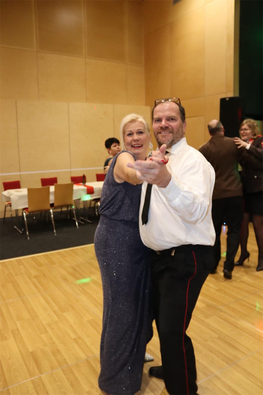 Florianis tanzten beim Bezirksfeuerwehrball in Neutal