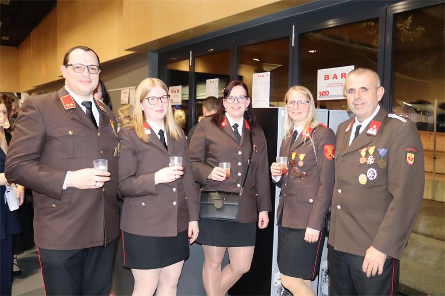 Florianis tanzten beim Bezirksfeuerwehrball in Neutal