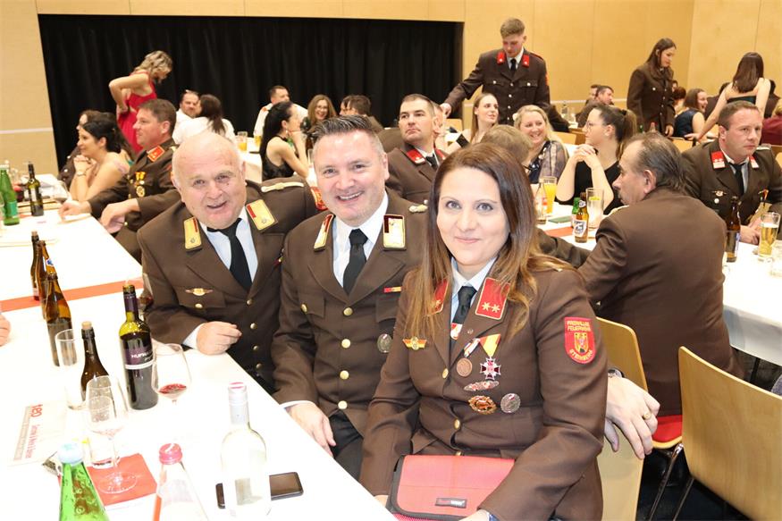 Florianis tanzten beim Bezirksfeuerwehrball in Neutal