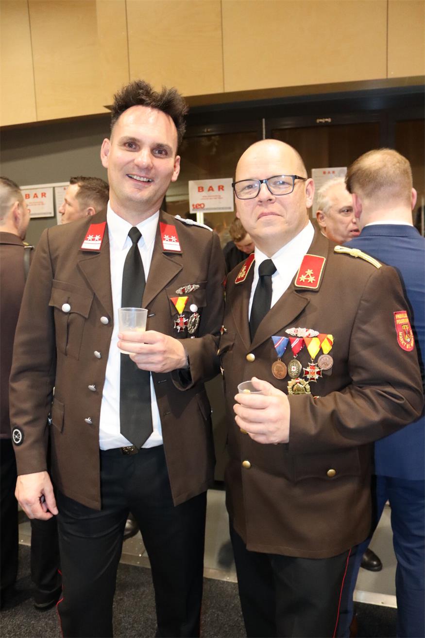 Florianis tanzten beim Bezirksfeuerwehrball in Neutal