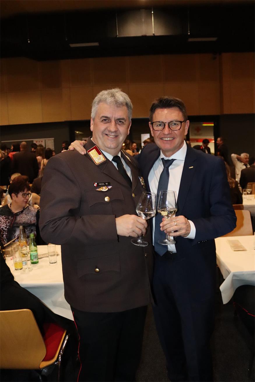 Florianis tanzten beim Bezirksfeuerwehrball in Neutal