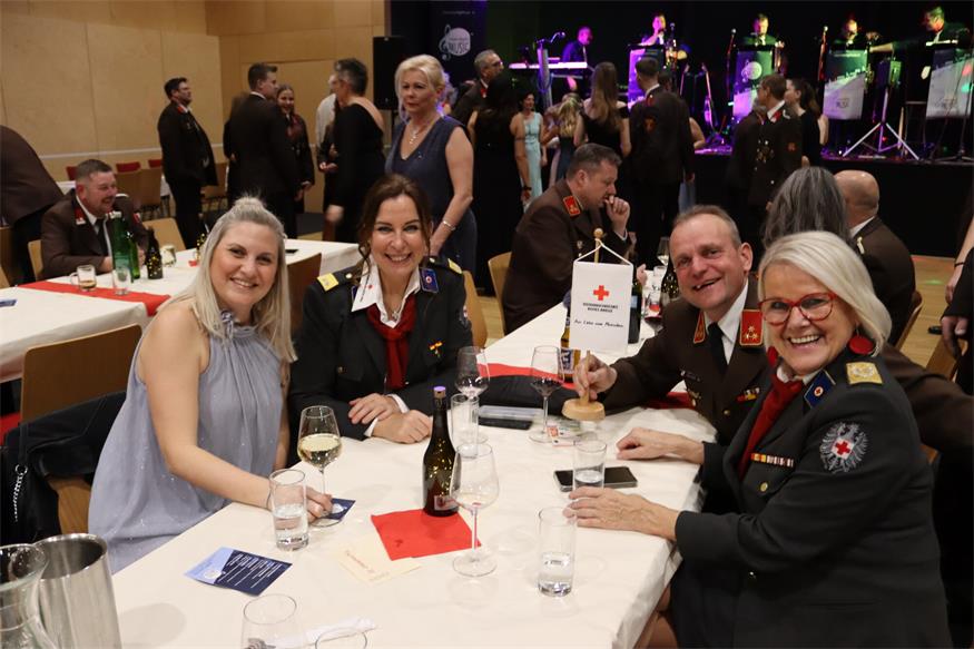 Florianis tanzten beim Bezirksfeuerwehrball in Neutal