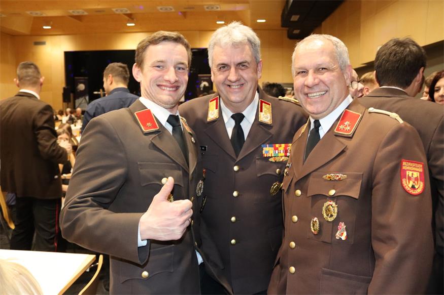 Florianis tanzten beim Bezirksfeuerwehrball in Neutal