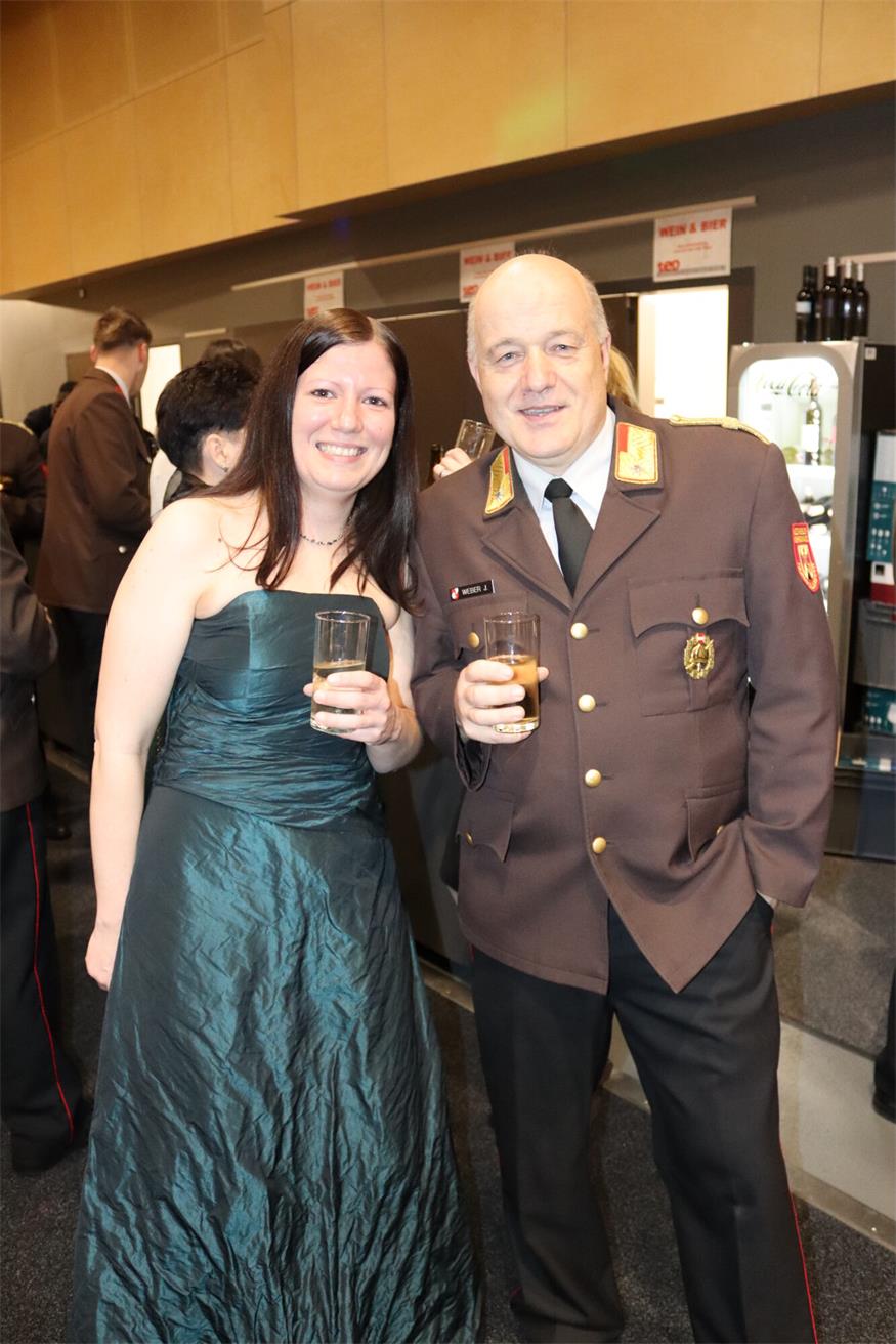 Florianis tanzten beim Bezirksfeuerwehrball in Neutal