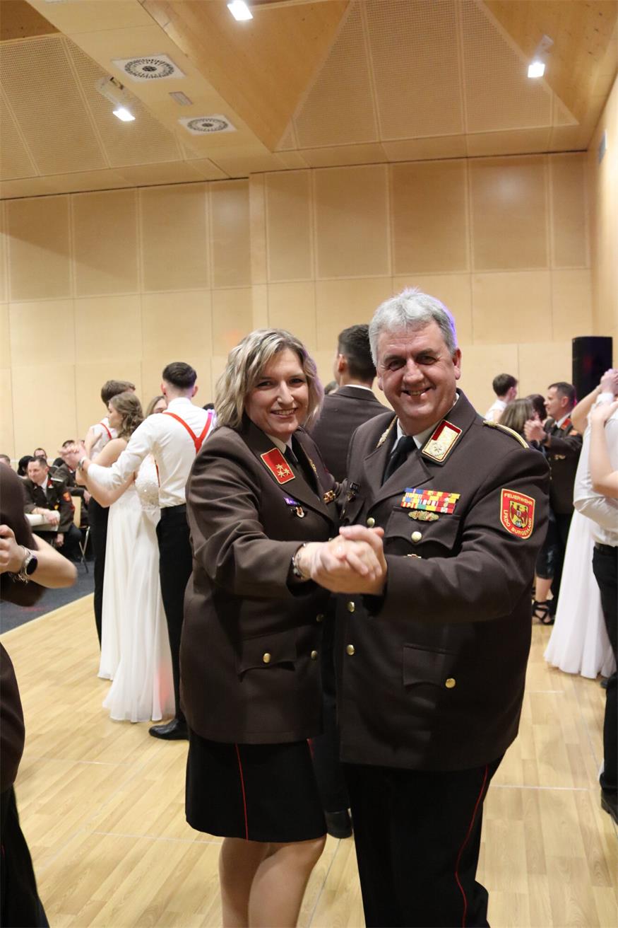 Florianis tanzten beim Bezirksfeuerwehrball in Neutal