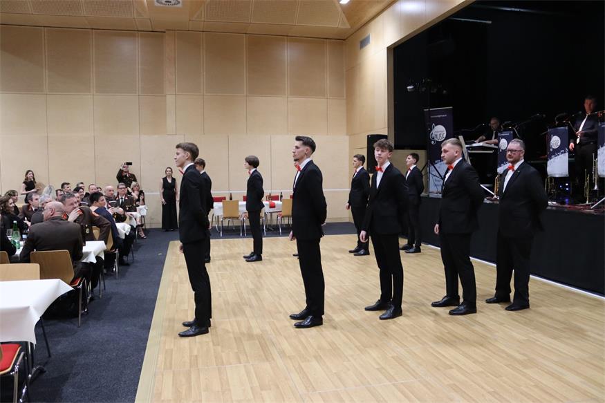 Florianis tanzten beim Bezirksfeuerwehrball in Neutal